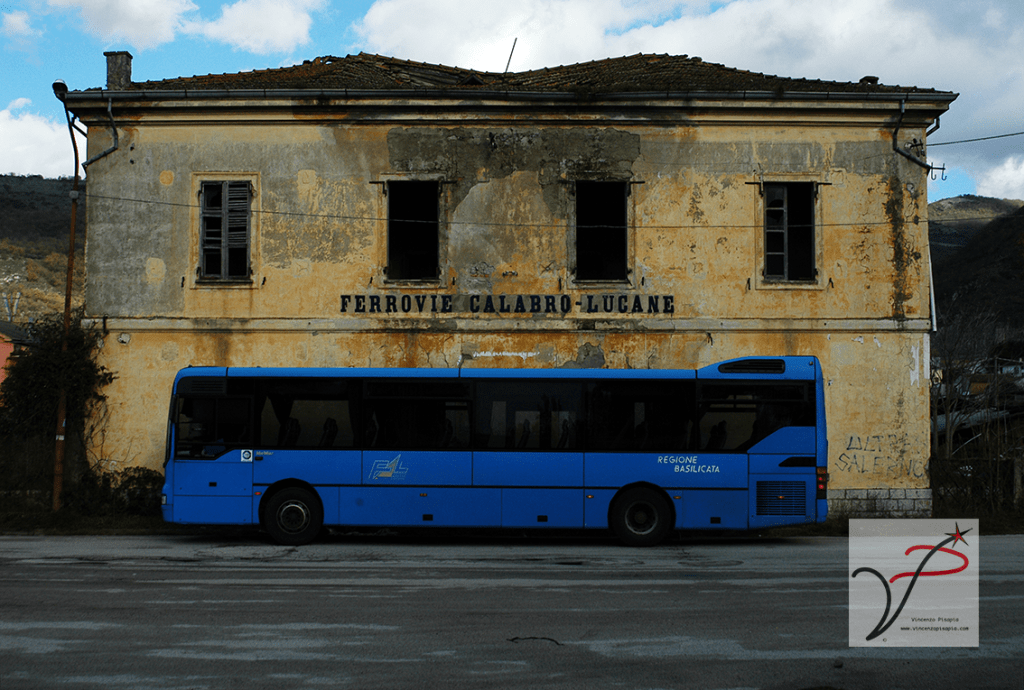 Bus sostitutivo del treno, in transoto presso le stazioni di Atena Lucana (SA).
