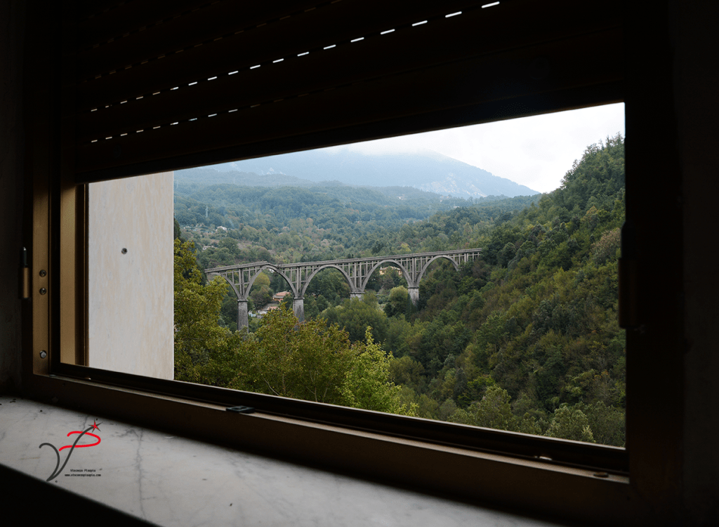 Visione del ponte spezzato della linea a scartamento ridotto Lagonegro - Spezzano Albanese, ripreso dalla stazione di Lagonegro.